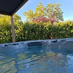 Bella Avec Piscine Et Jacuzzi *