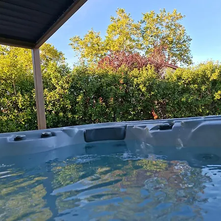 Bella Avec Piscine Et Jacuzzi *